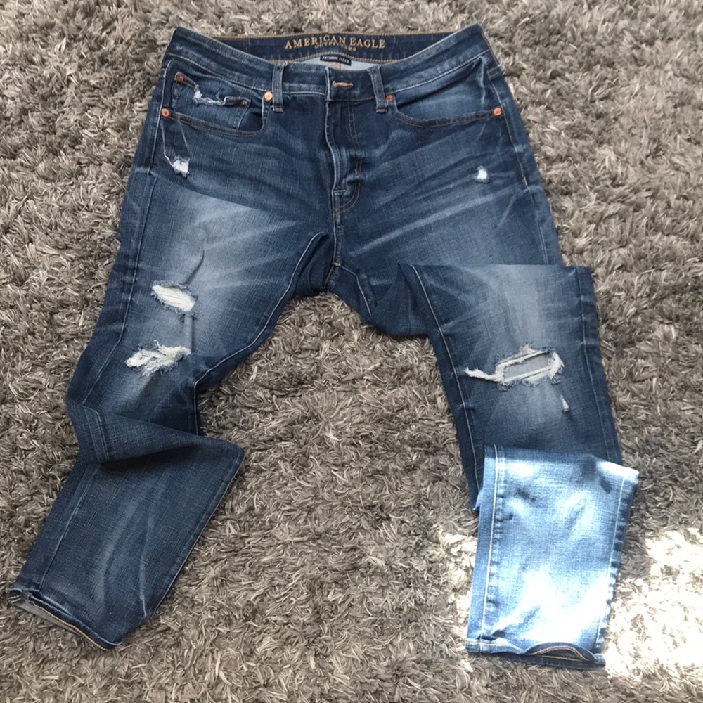 AMERICAN EAGLE SKINNY JEANS WITH MINOR DISTRESS